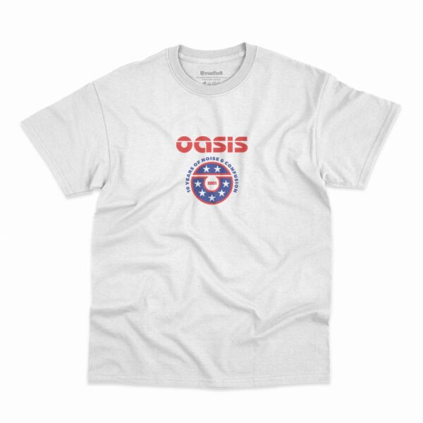 Camiseta Oasis 10 Years Of Noise And Confusion 2001 na cor branca