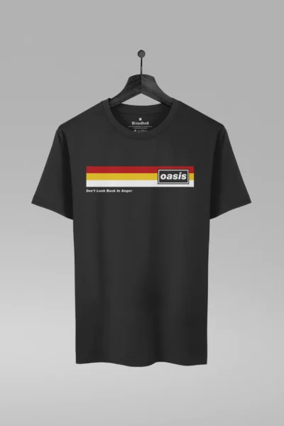 Camiseta preta com estampa da banda Oasis.