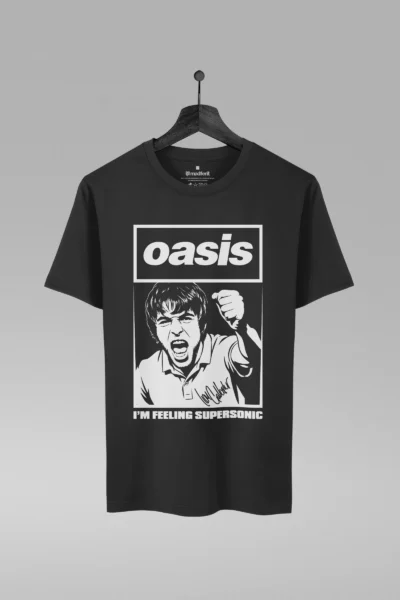 Camiseta preta com estampa da banda Oasis