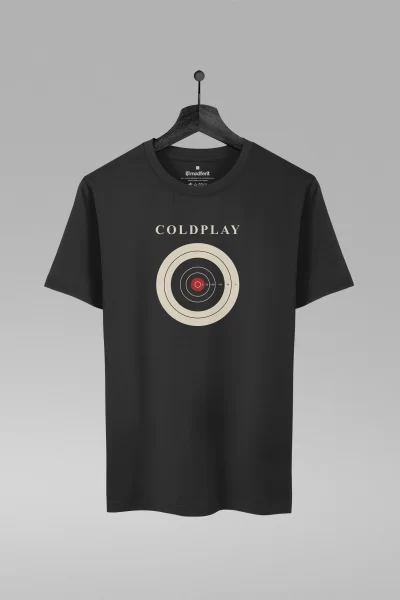 Camiseta preta com estampa da banda Coldplay