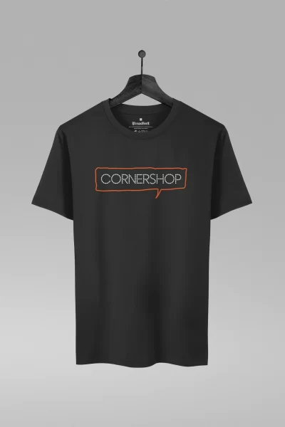 Camiseta preta com estampa da banda Cornershop