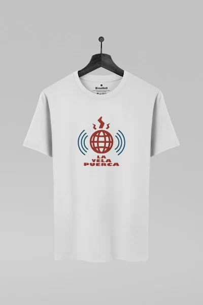 Camiseta branca com estampa da banda La vela Puerca