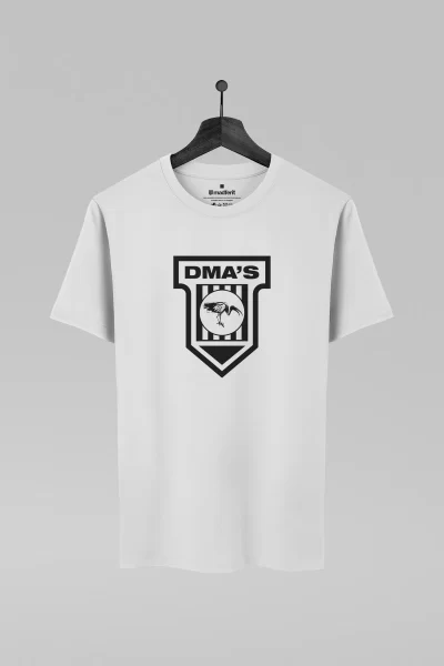 Camiseta branca com estampa da banda DMA'S