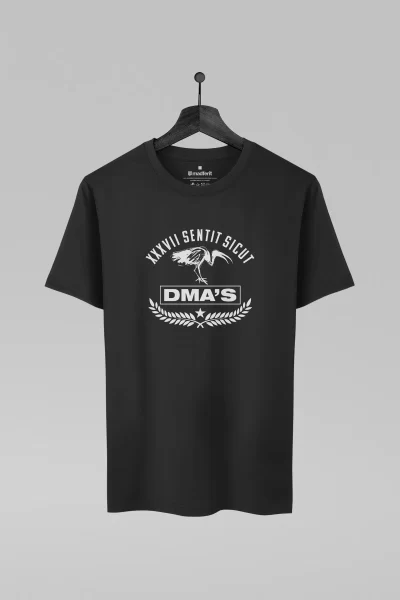 Camiseta preta com estampa da banda DMA'S