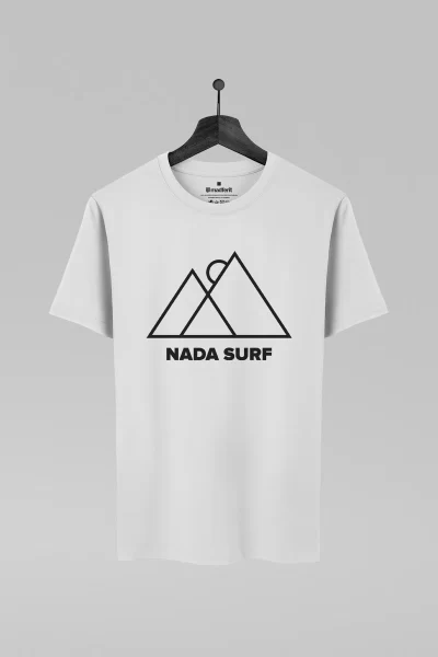 Camiseta branca com estampa da banda Nada Surf