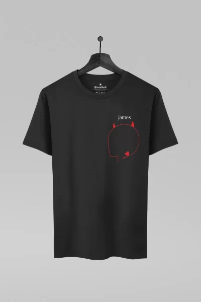 Camiseta preta com estampa da banda James