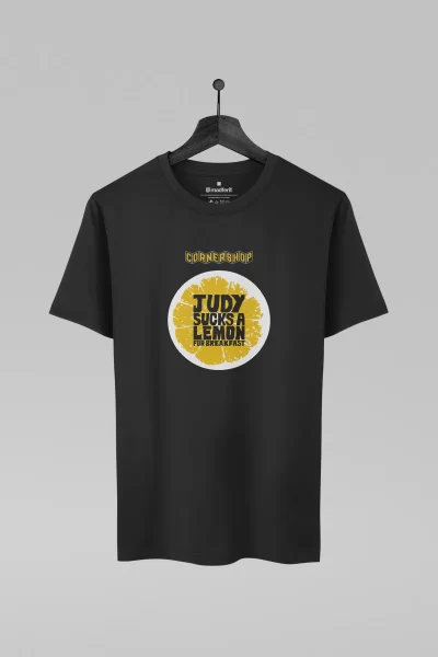 Camiseta preta com estampa da banda Cornershop