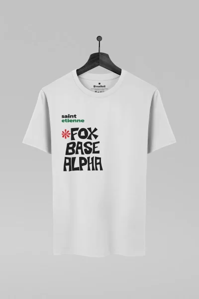 Camiseta branca com estampa da banda Saint Etienne