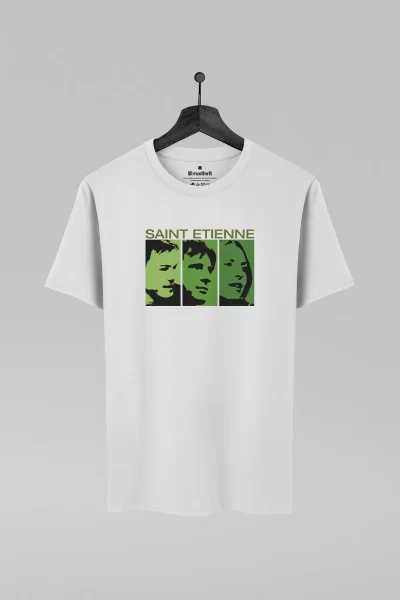 Camiseta branca com estampa da banda Saint Etienne