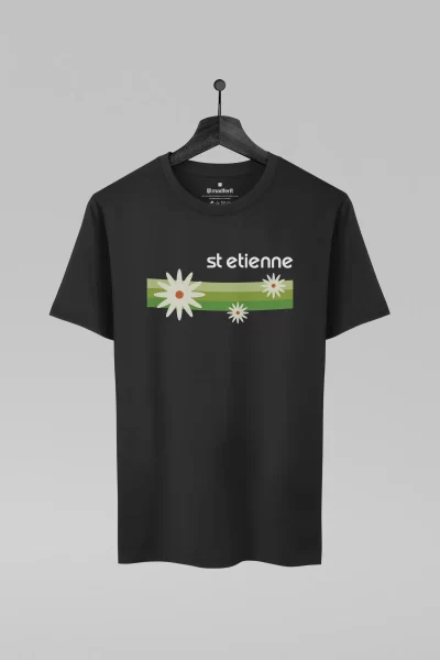Camiseta preta com estampa da banda Saint Etienne