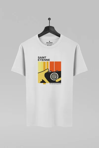 Camiseta branca com estampa da banda Saint Etienne