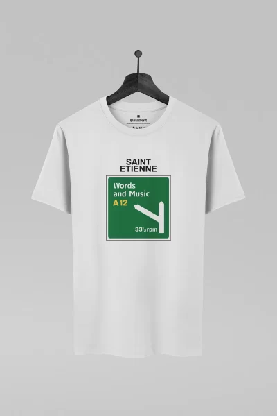 Camiseta branca com estampa da banda Saint Etienne