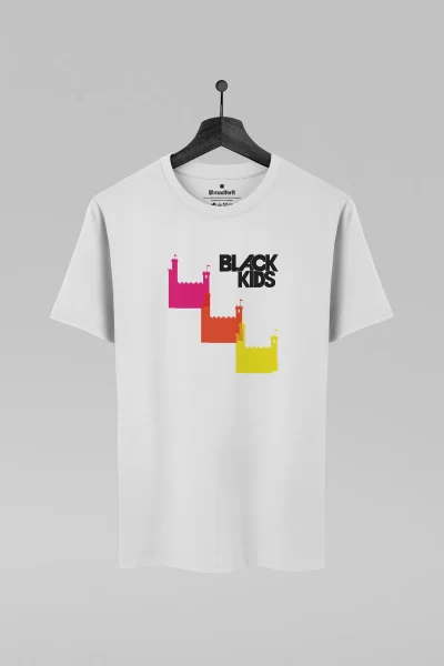 Camiseta branca com estampa da banda Black Kids