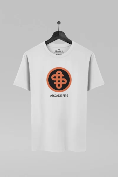 Camiseta branca com estampa da banda Arcade Fire