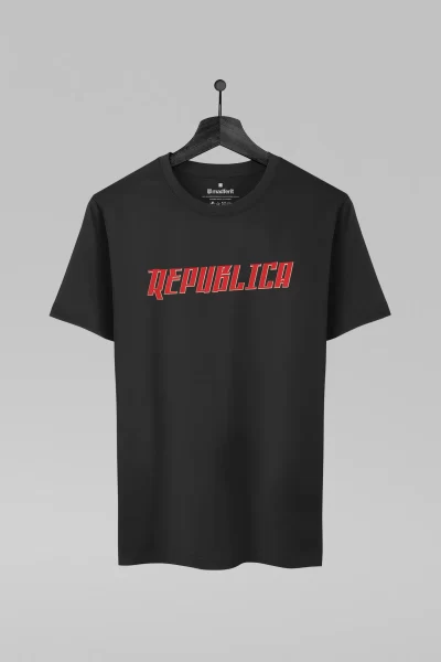 Camiseta preta com estampa da banda Republica