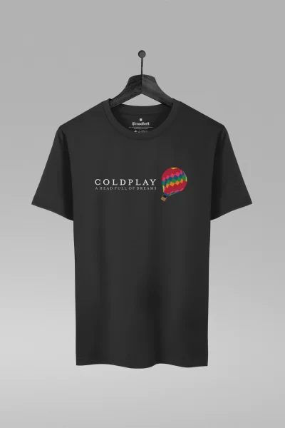 Camiseta preta com estampa da banda Coldplay