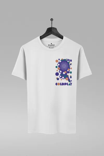 Camiseta branca com estampa da banda Coldplay