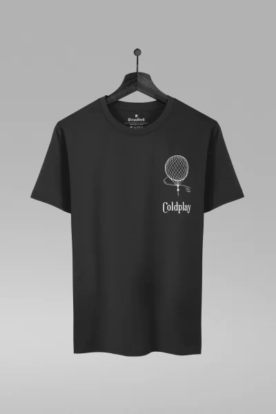 Camiseta preta com estampa da banda Coldplay