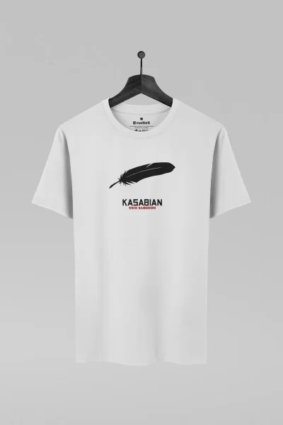 Camiseta branca com estampa da banda Kasabian
