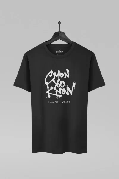 Camiseta preta com estampa do Liam Gallagher