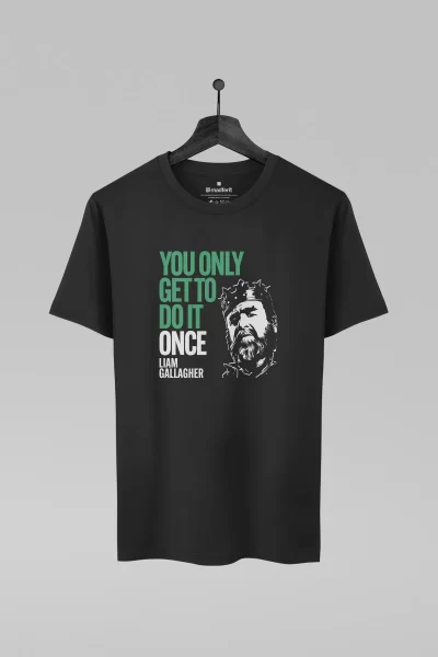 Camiseta preta com estampa do Liam Gallagher