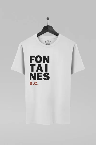 Camiseta branca com estampa da banda Fontaines D.C