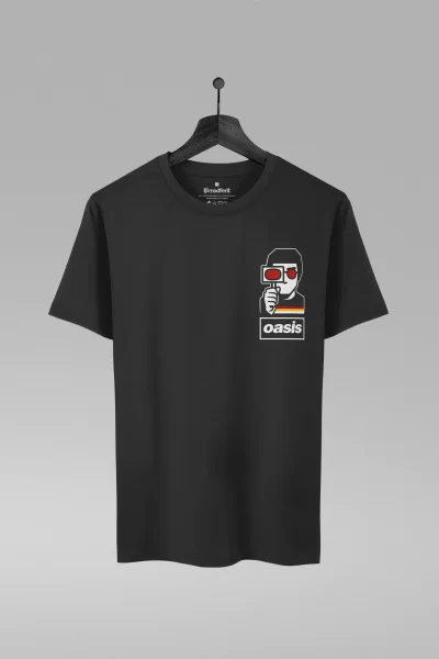 Camiseta preta com estampa da banda Oasis