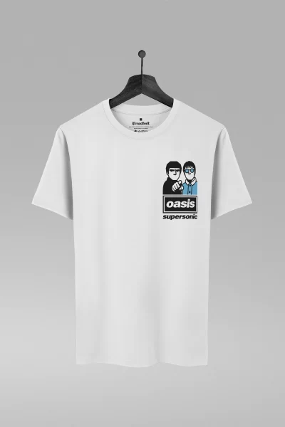 Camiseta branca com estampa da banda Oasis
