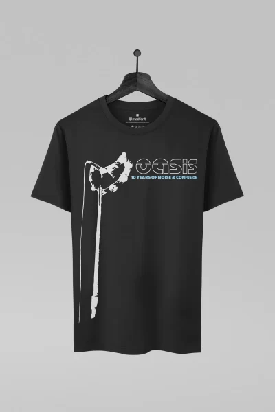 Camiseta preta com estampa da banda Oasis