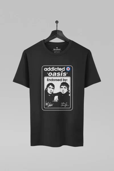 Camiseta preta com estampa da banda Oasis