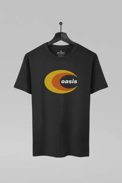 Camiseta preta com estampa da banda Oasis