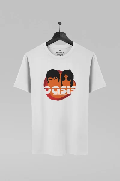 Camiseta branca com estampa da banda Oasis