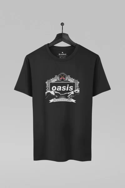Camiseta preta com estampa da banda Oasis