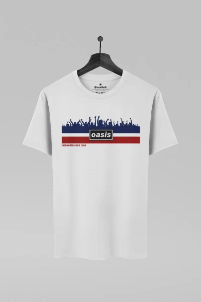 Camiseta branca com estampa da banda Oasis