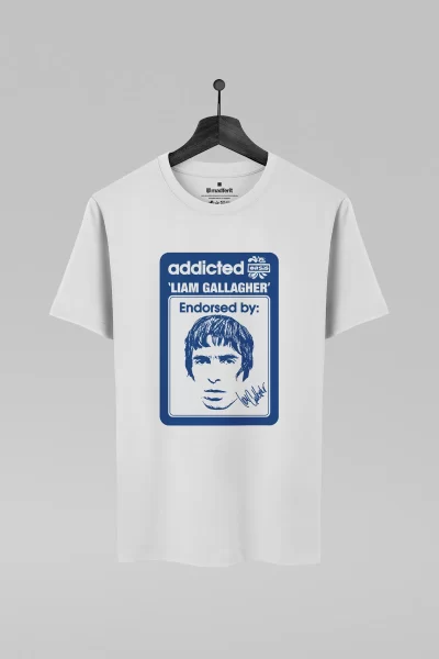 Camiseta branca com estampa da banda Oasis