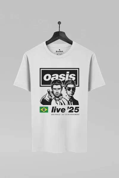 Camiseta branca com estampa da banda Oasis