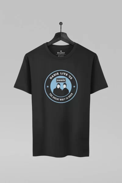 Camiseta preta com estampa da banda Oasis