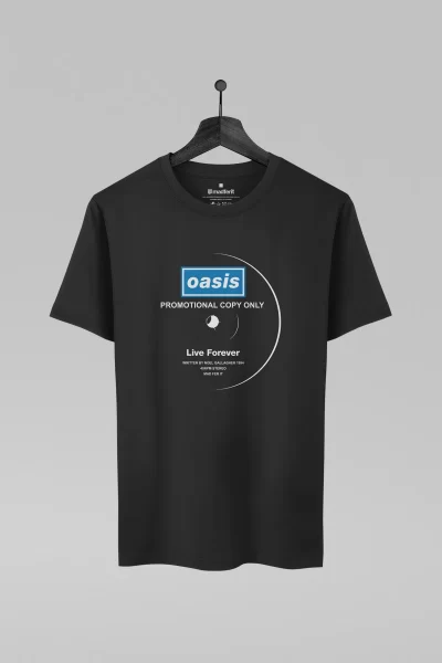 Camiseta preta com estampa da banda Oasis