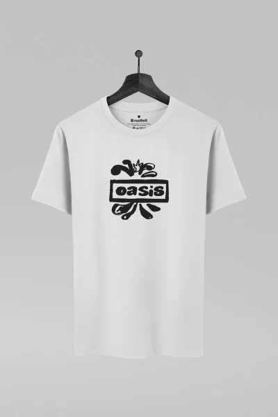 Camiseta branca com estampa da banda Oasis