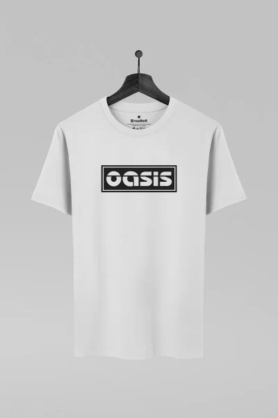 Camiseta branca com estampa da banda Oasis