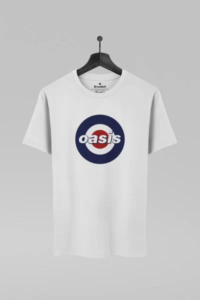 Camiseta branca com estampa da banda Oasis
