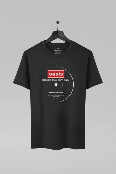 Camiseta preta com estampa da banda Oasis