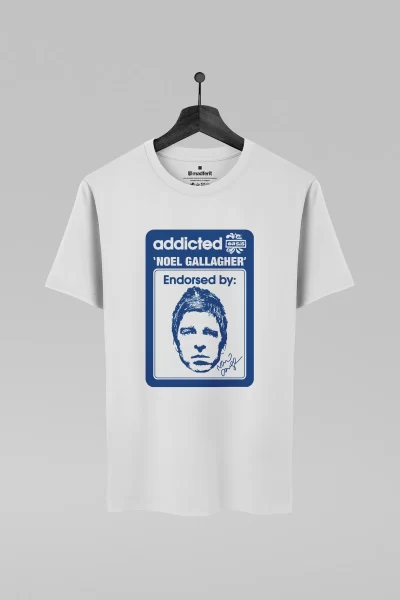 Camiseta branca com estampa da banda Oasis
