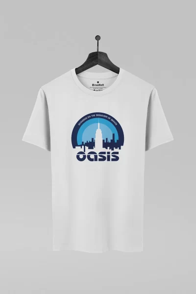 Camiseta branca com estampa da banda Oasis