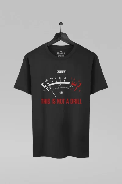 Camiseta preta com estampa da banda Oasis