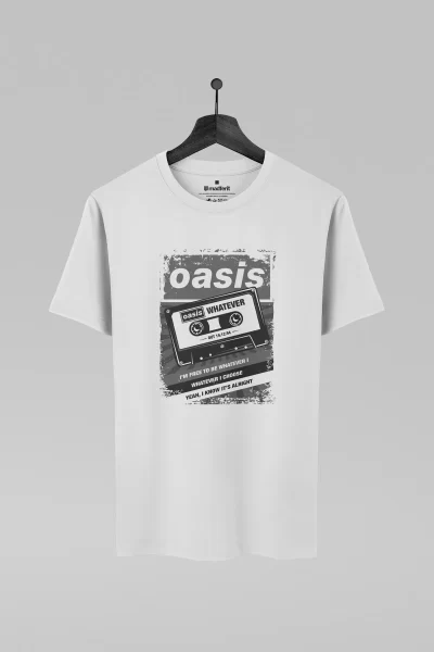 Camiseta branca com estampa da banda Oasis