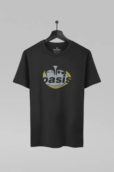 Camiseta preta com estampa da banda Oasis
