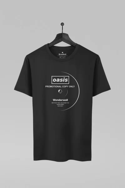 Camiseta preta com estampa da banda Oasis