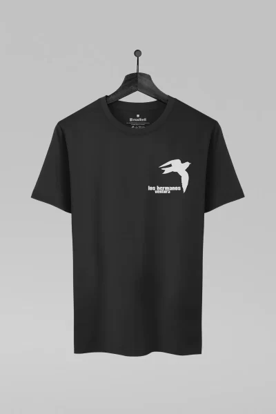 Camiseta preta com estampa da banda Los Hermanos