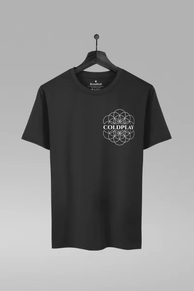 Camiseta preta com estampa da banda Coldplay